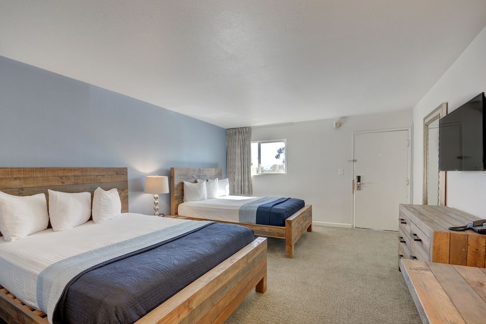 undefined Thunderbird Hotel 10