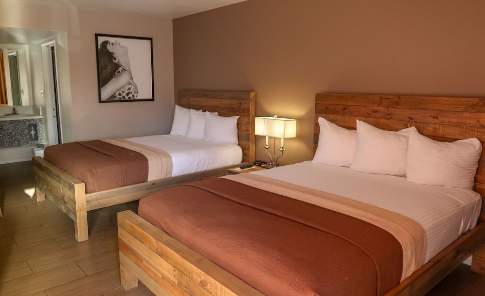 Thunderbird Hotel Deluxe Room, 2 Queen Beds, Pool View 2