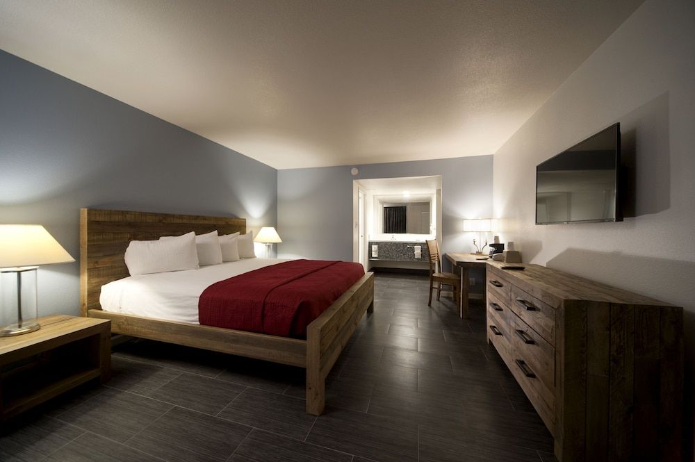 undefined Thunderbird Hotel 10