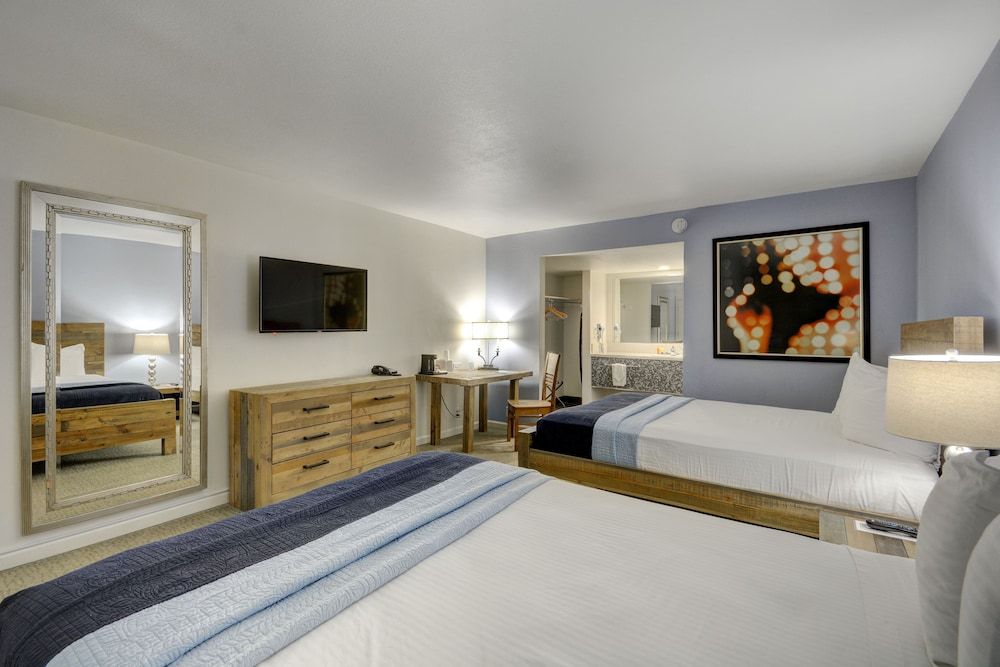 undefined Thunderbird Hotel 9