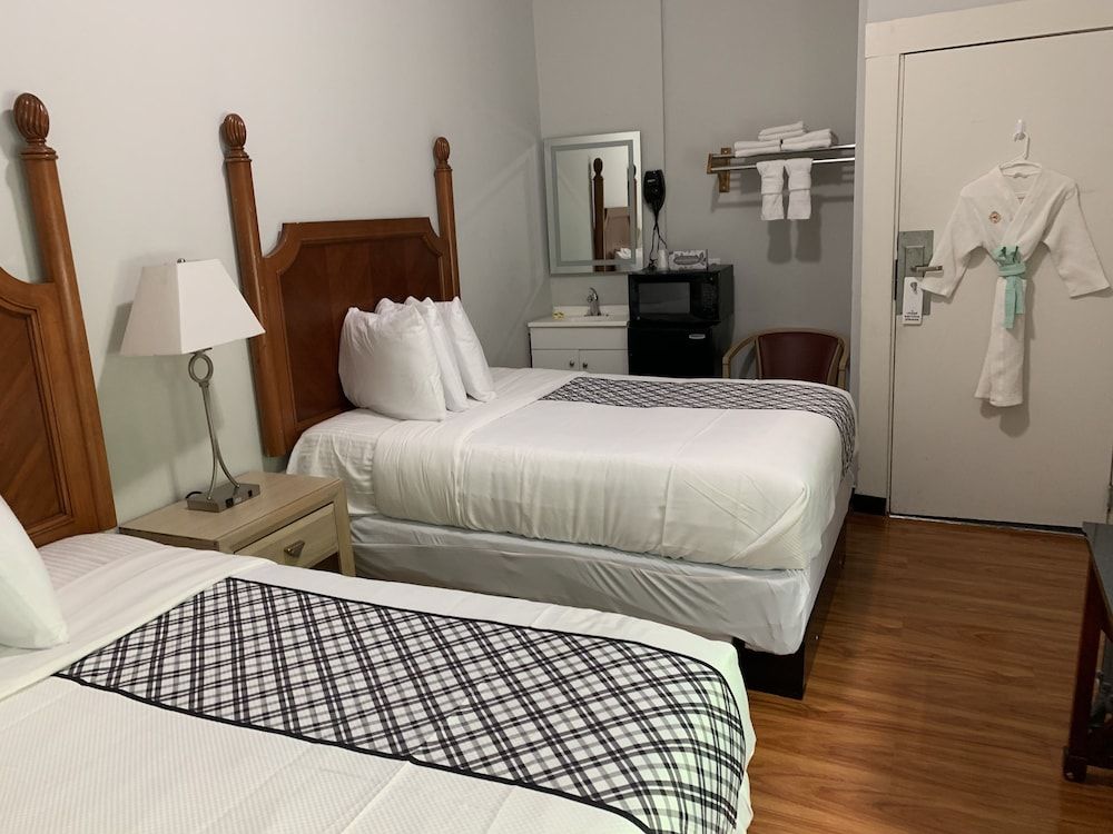undefined Warfield Hotel 8