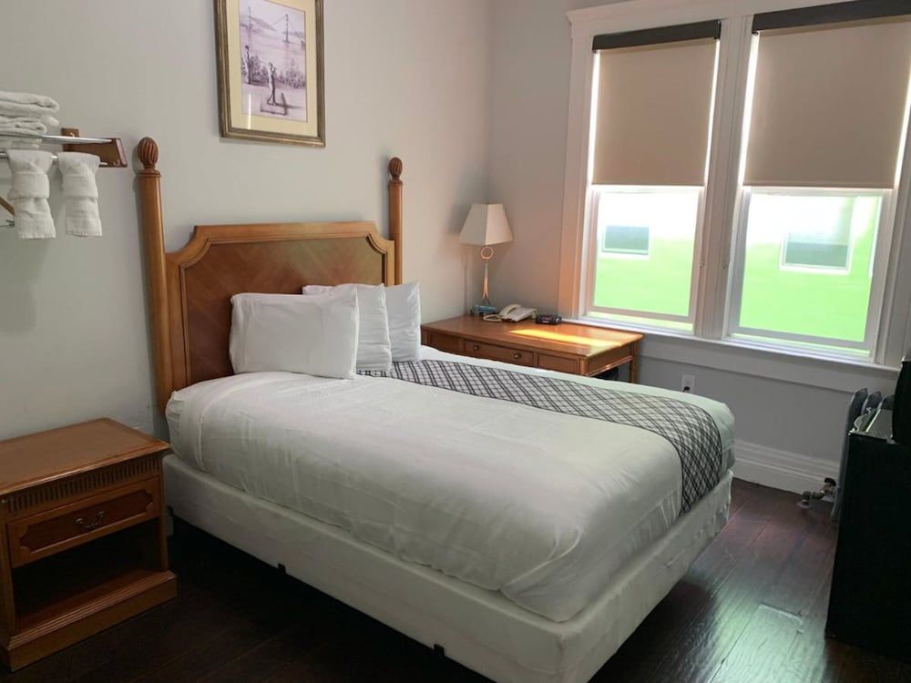 Warfield Hotel Standard Room, 1 Queen Bed, Shared Bathroom 2
