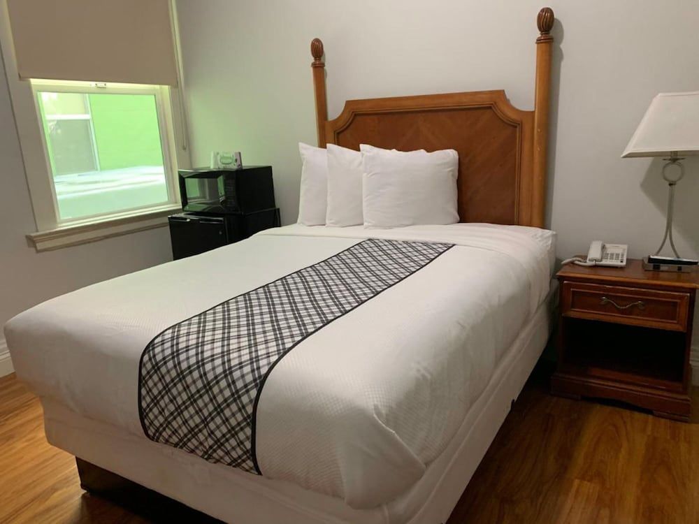 Warfield Hotel Standard Room, 1 Queen Bed, Shared Bathroom