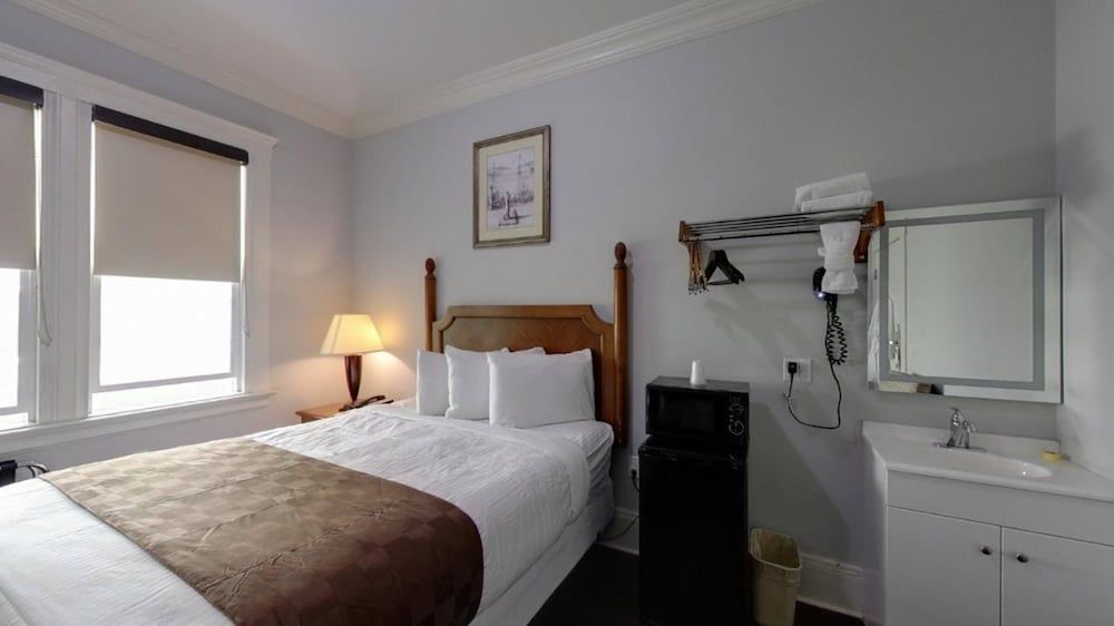 undefined Warfield Hotel 4