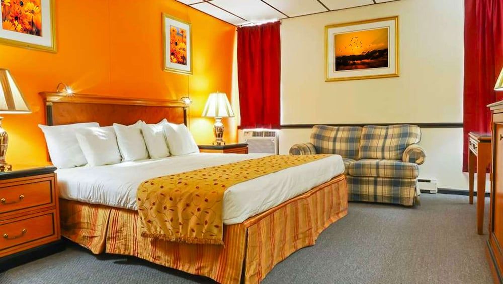 M Star North Canton - Hall of Fame Room, 1 Queen Bed, Non Smoking, Refrigerator & Microwave 4