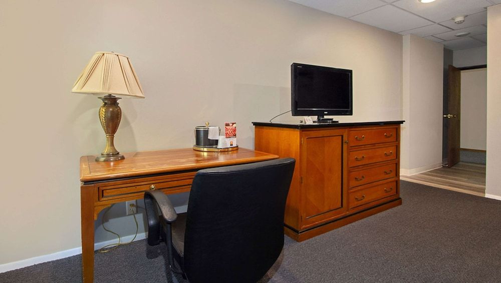 M Star North Canton - Hall of Fame Room, 1 King Bed, Non Smoking, Refrigerator & Microwave 3