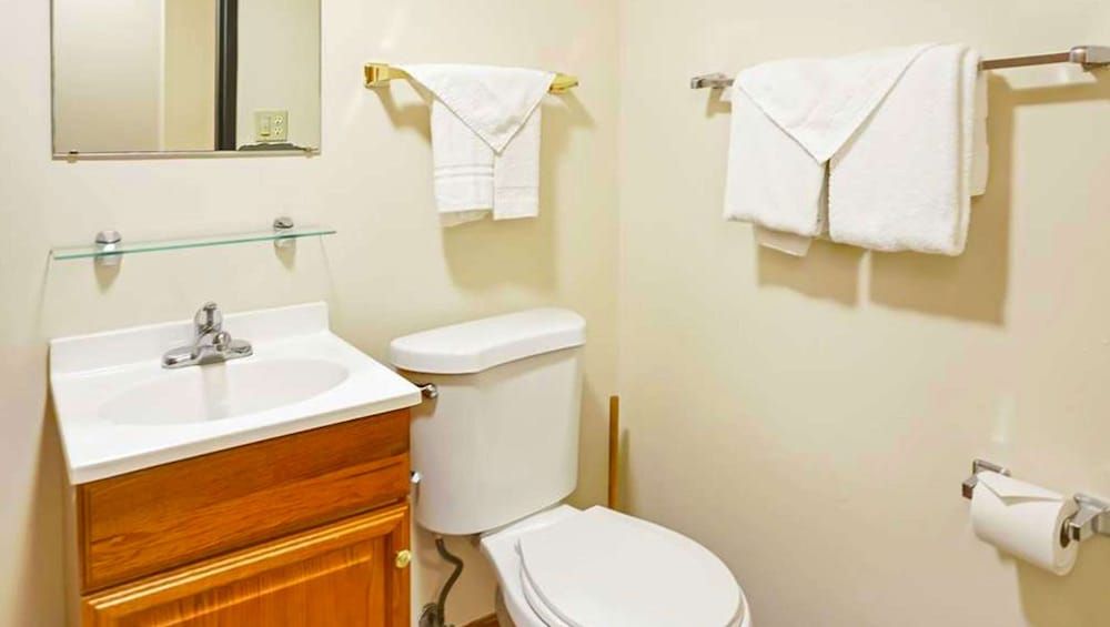 M Star North Canton - Hall of Fame Room, 1 King Bed, Non Smoking, Refrigerator & Microwave 12