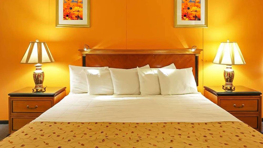 M Star North Canton - Hall of Fame Room, 1 King Bed, Non Smoking, Refrigerator & Microwave 4