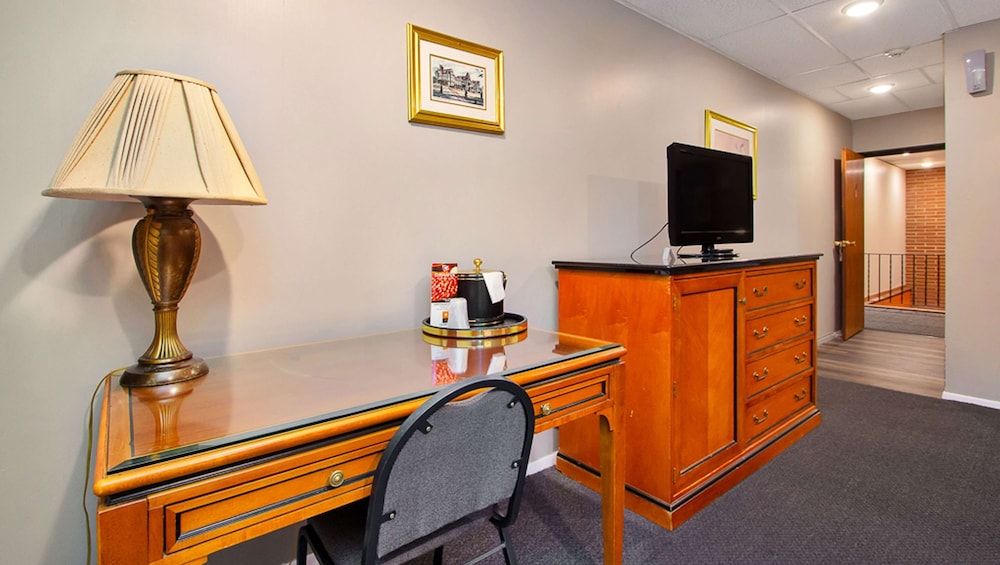 M Star North Canton - Hall of Fame Room, 1 King Bed, Non Smoking, Refrigerator & Microwave 8