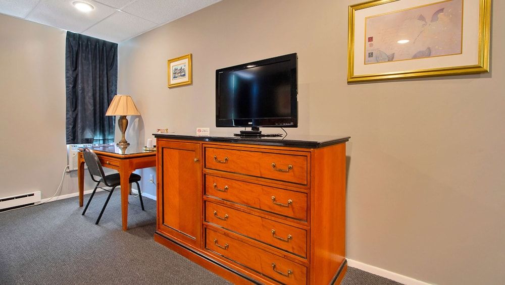 M Star North Canton - Hall of Fame Room, 1 King Bed, Non Smoking, Refrigerator & Microwave 7