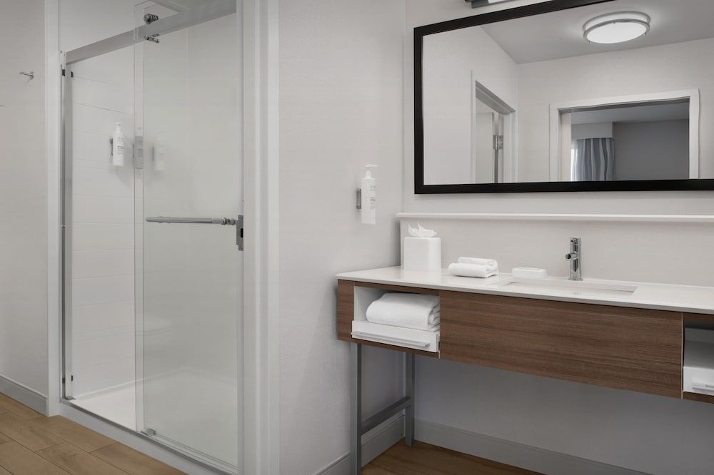 Room, 1 King Bed, Non Smoking, Refrigerator & Microwave