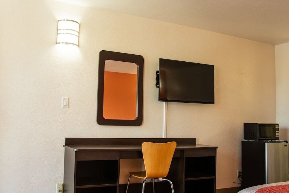 Motel 6 Brinkley, AR Deluxe Room, 1 King Bed, Non Smoking, Refrigerator & Microwave 8