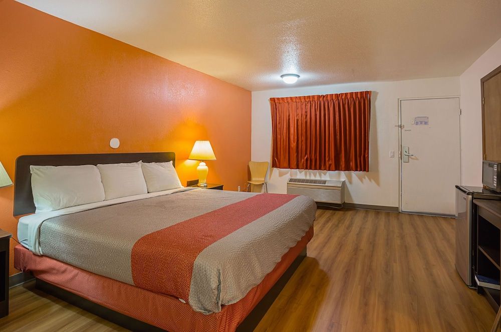 Motel 6 Brinkley, AR Deluxe Room, 1 King Bed, Non Smoking, Hot Tub 5