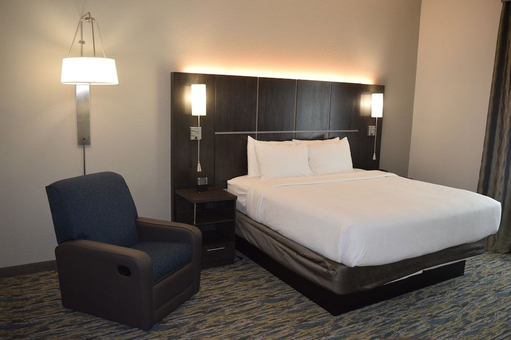 Studio Suite, 1 King Bed, Accessible (Roll-In Shower)