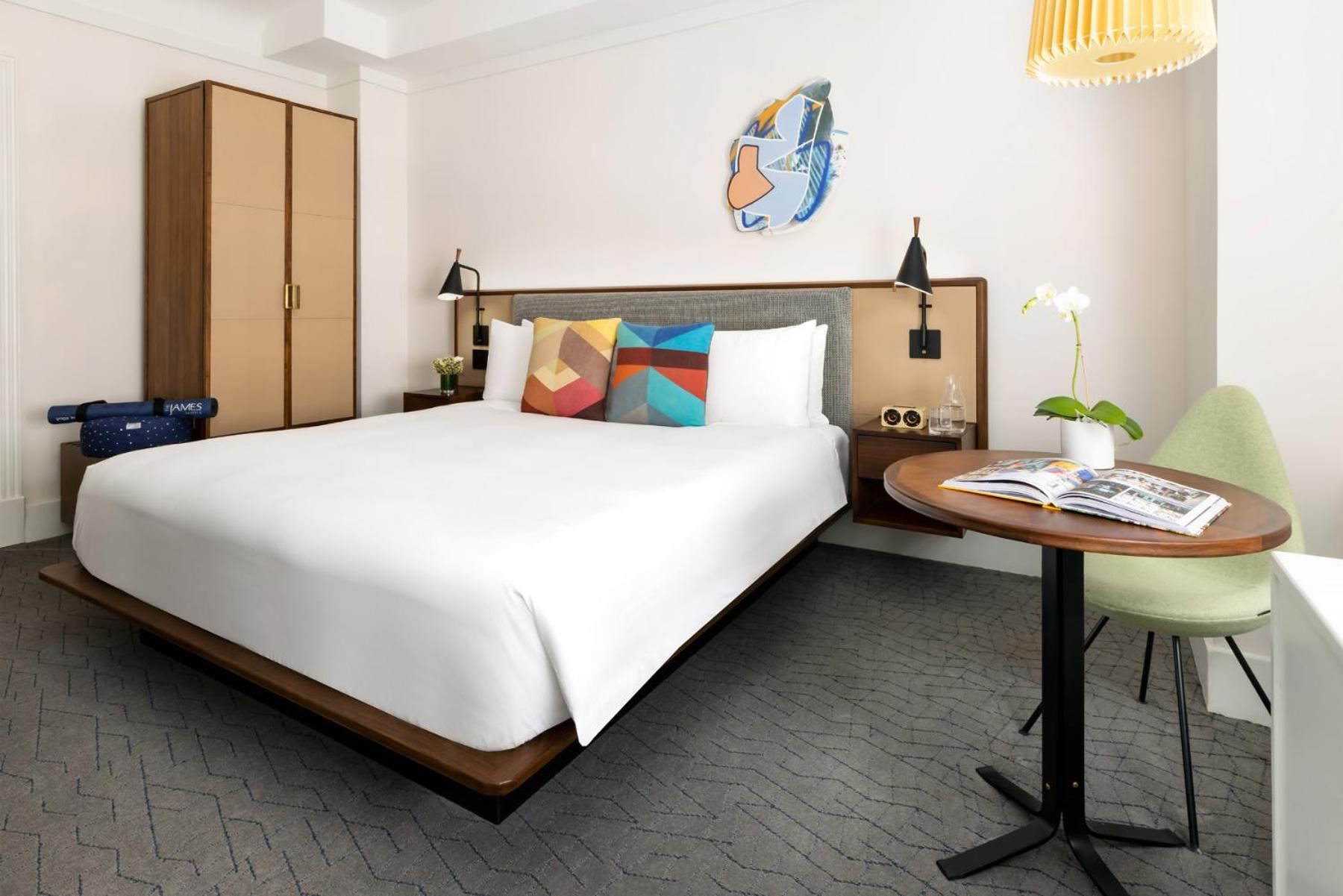 1 Queen Bed