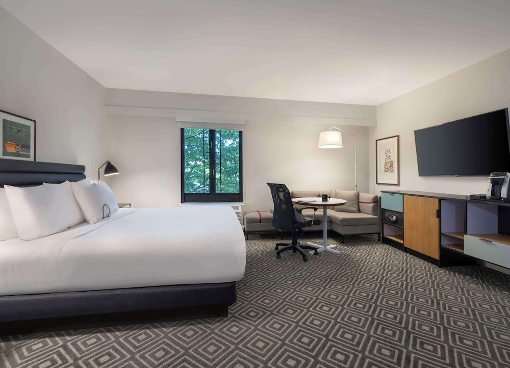 Room, 1 King Bed, Corner