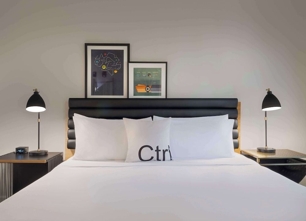 Room, 1 King Bed, Corner