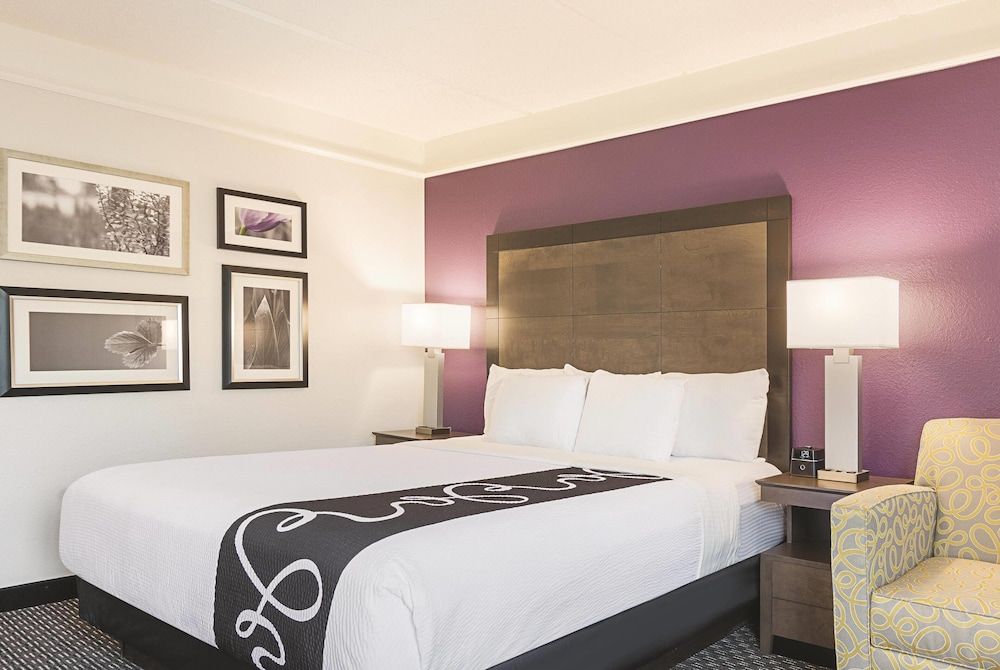 La Quinta Inn & Suites by Wyndham Atlanta Perimeter Medical Room, 1 King Bed, Non Smoking