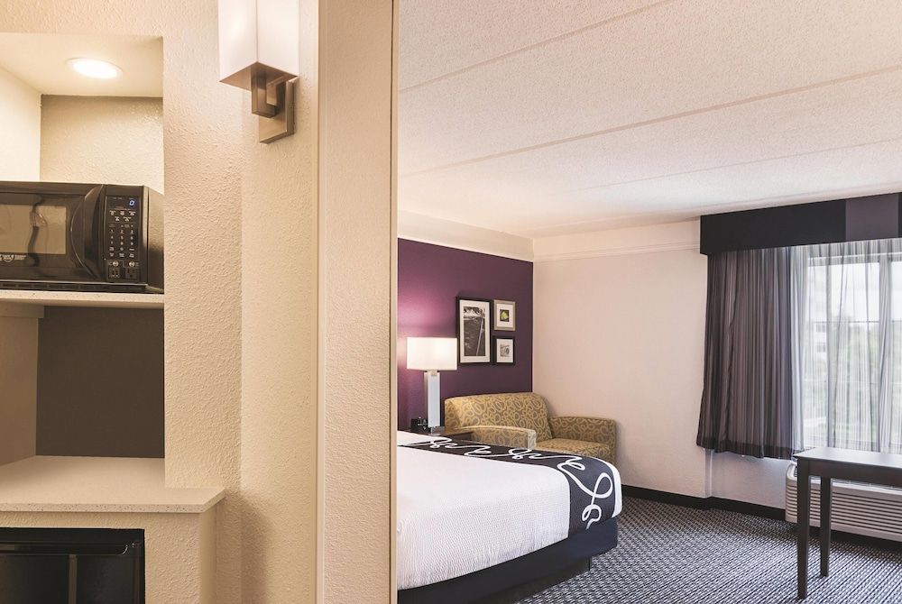 La Quinta Inn & Suites by Wyndham Atlanta Perimeter Medical Room, 1 King Bed, Non Smoking 2