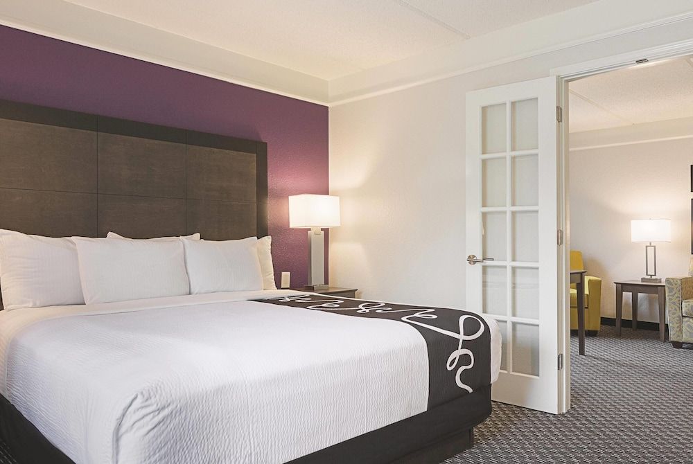 undefined La Quinta Inn & Suites by Wyndham Atlanta Perimeter Medical 3