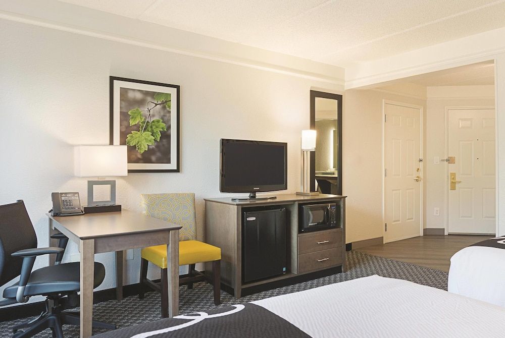 undefined La Quinta Inn & Suites by Wyndham Atlanta Perimeter Medical 5