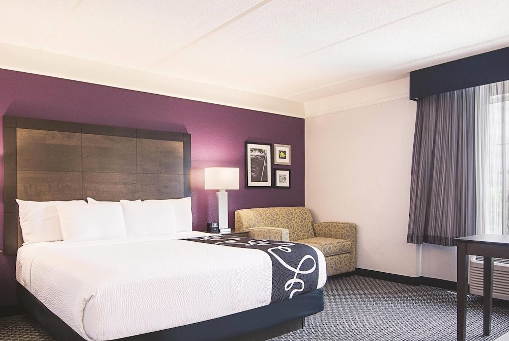 La Quinta Inn & Suites by Wyndham Atlanta Perimeter Medical Room, 1 King Bed, Non Smoking 3