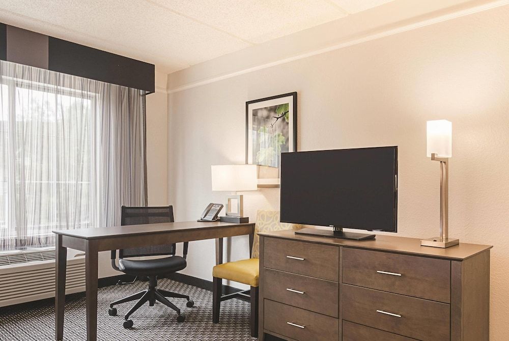 La Quinta Inn & Suites by Wyndham Atlanta Perimeter Medical Room, 1 King Bed, Non Smoking 5