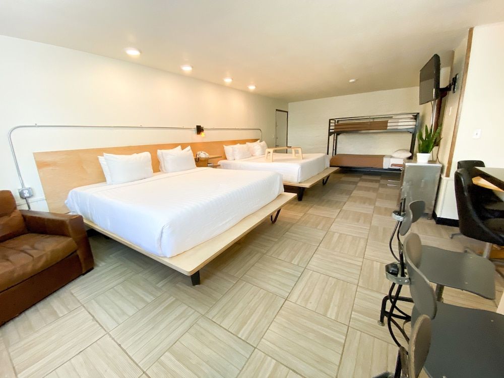 Hotel Corvallis Studio Kitchenette with 2 King Beds and a bunk bed 2