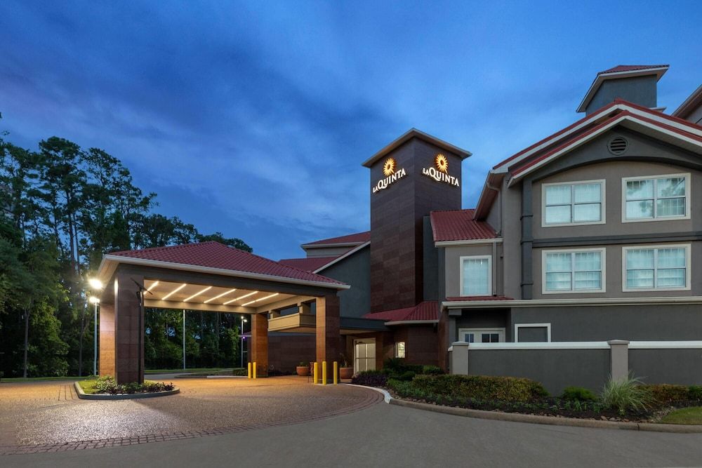 undefined La Quinta Inn & Suites by Wyndham Houston Bush IAH South 5