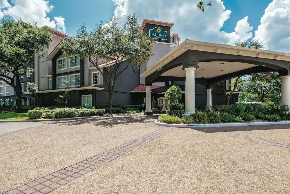 undefined La Quinta Inn & Suites by Wyndham Houston Bush IAH South 4