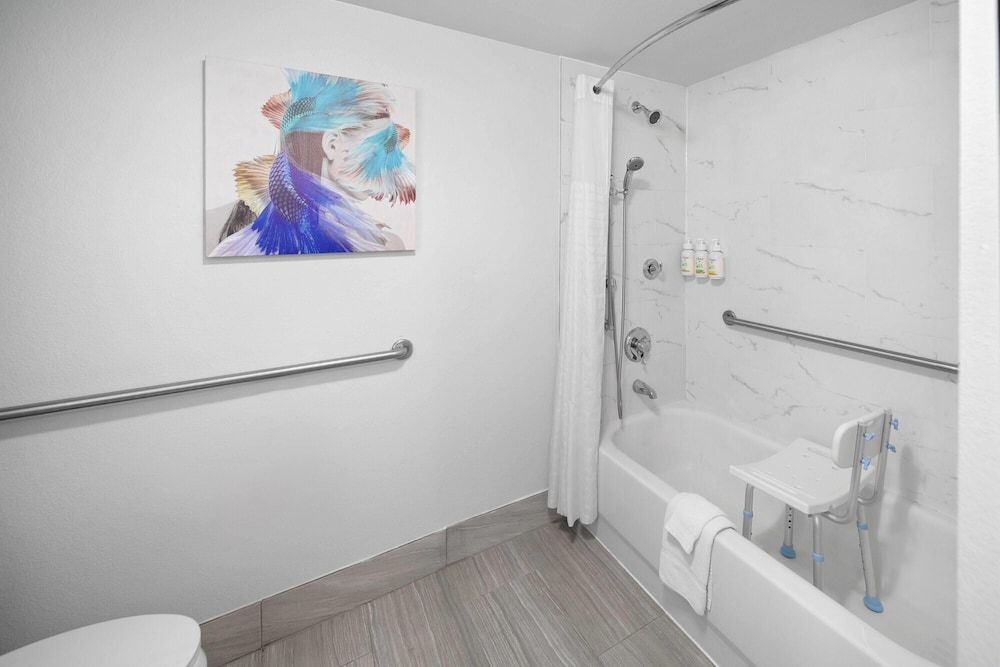 La Quinta Inn & Suites by Wyndham Houston Bush IAH South Room, 2 Double Beds, Accessible, Non Smoking (Mobility/Hearing Impaired Accessible) 5