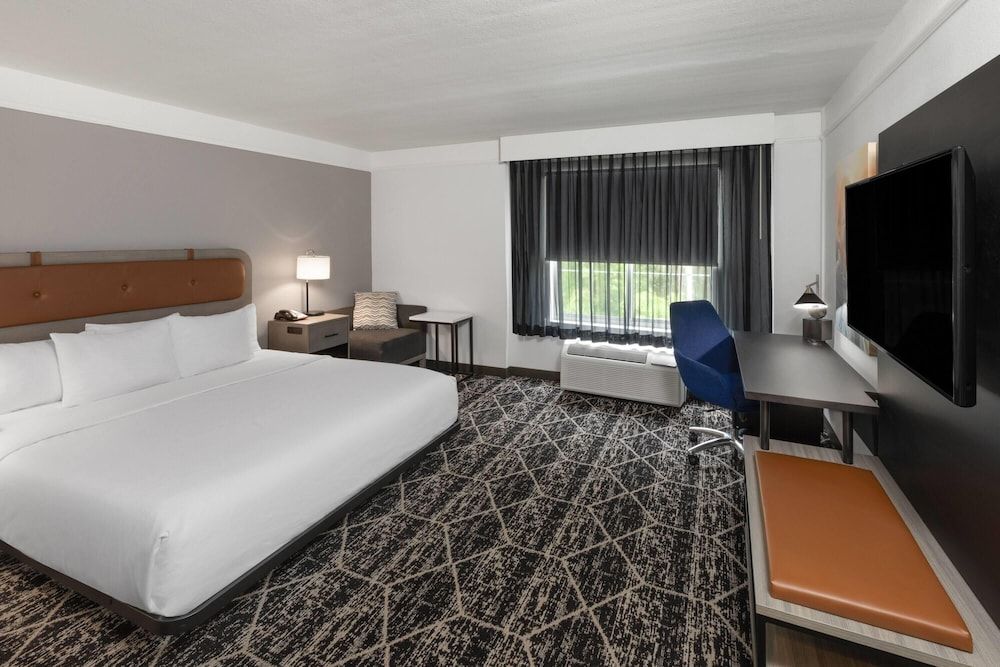 La Quinta Inn & Suites by Wyndham Houston Bush IAH South