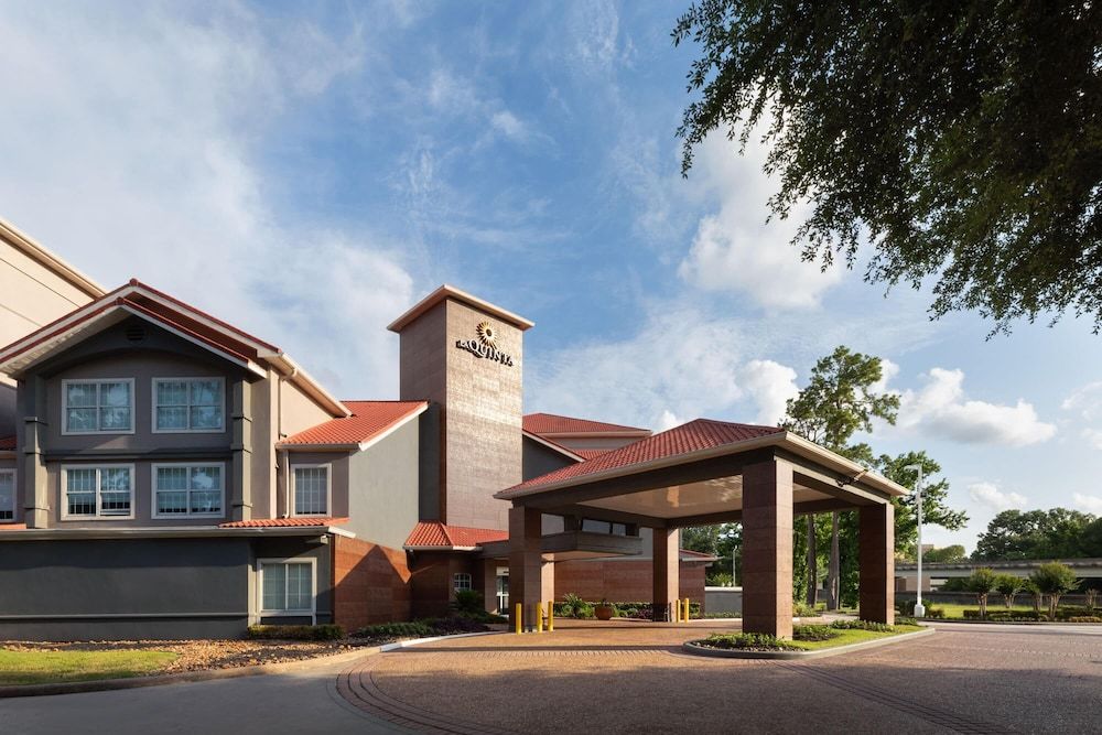 undefined La Quinta Inn & Suites by Wyndham Houston Bush IAH South 6