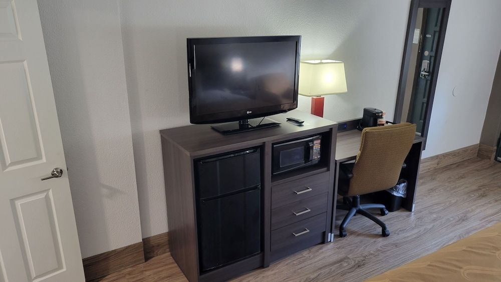 Quality Inn Forsyth near GA Public Safety Training Center Room, 1 King Bed, Accessible, Non Smoking 14