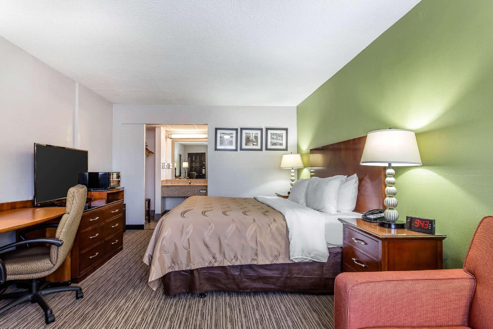 1 King Bed, Smoking