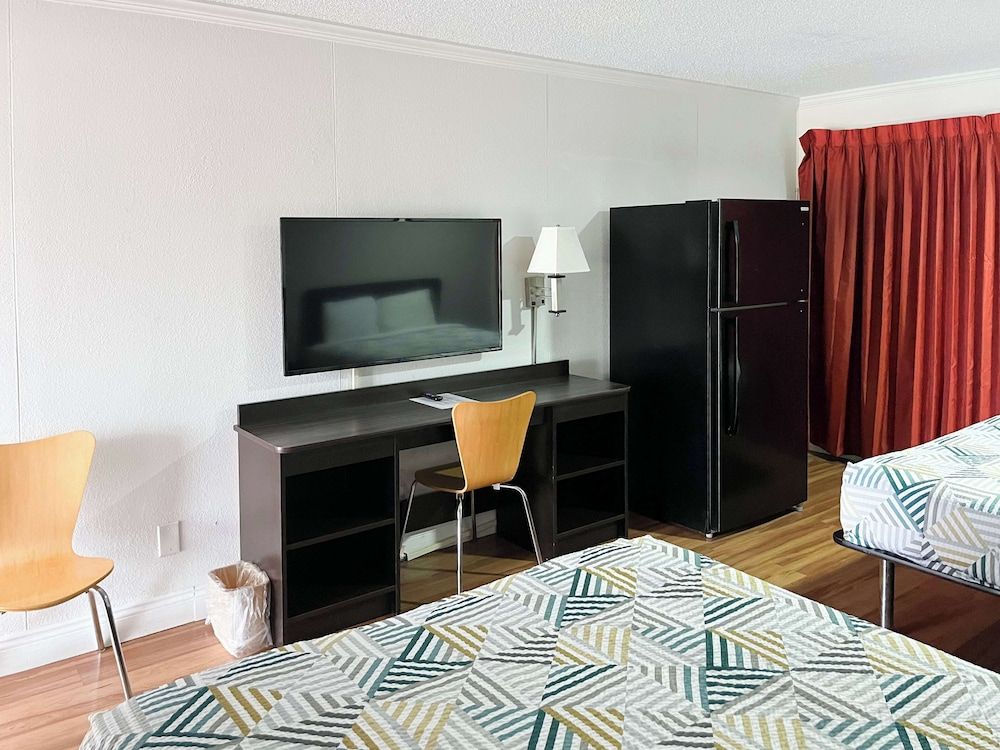 Motel 6 Opelousas, LA Standard Room, 2 Queen Beds, Non Smoking, Refrigerator & Microwave 4