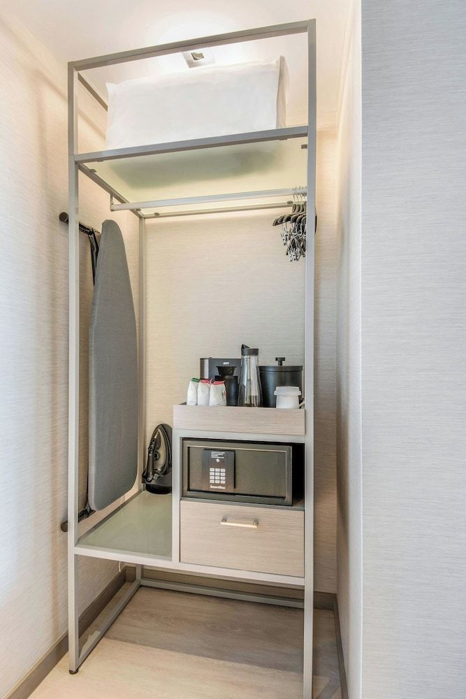 Room, 1 King Bed, Mountain View