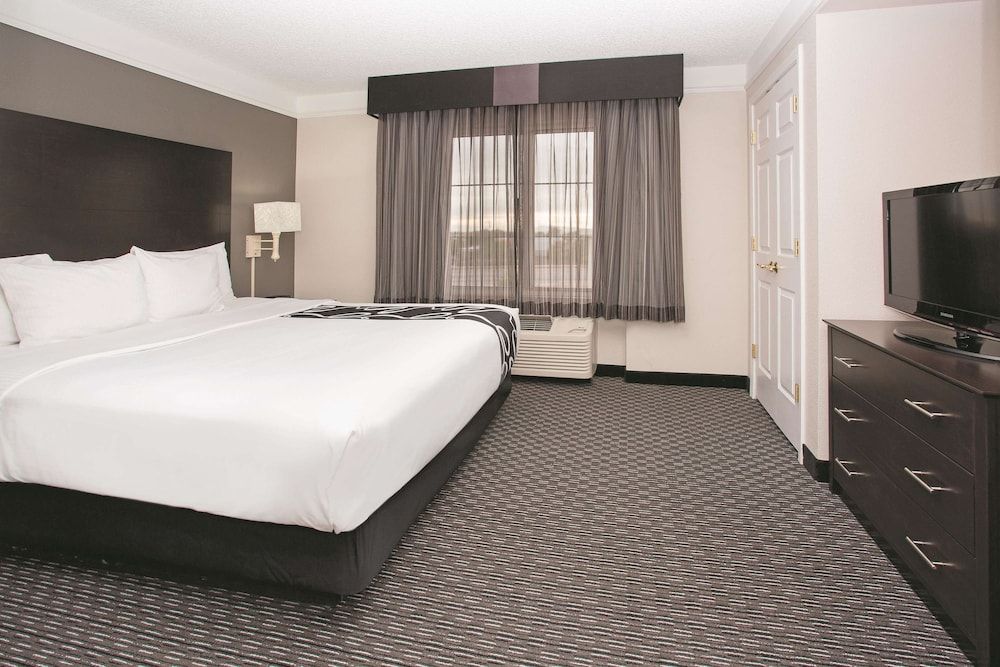 Suite, 1 Bedroom, Non Smoking, Pool View (1King Bed)