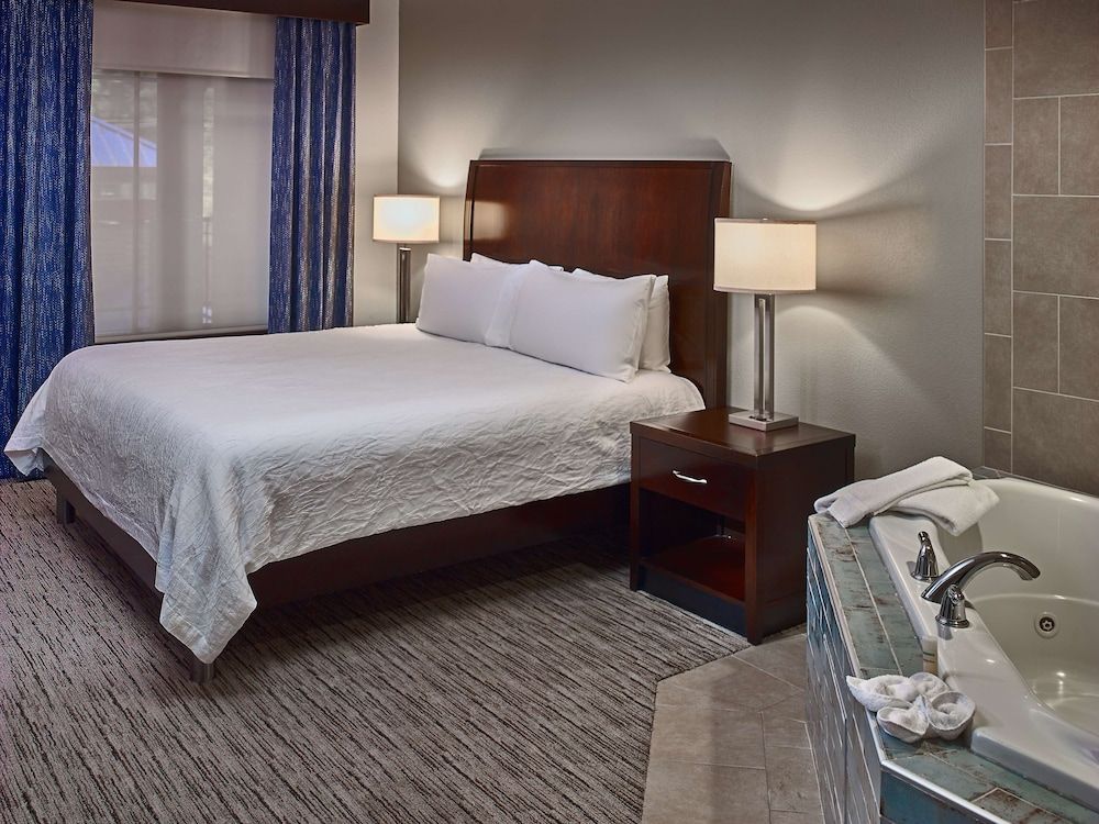Single King Bed, Accessible Suite, Whirlpool, Sectional