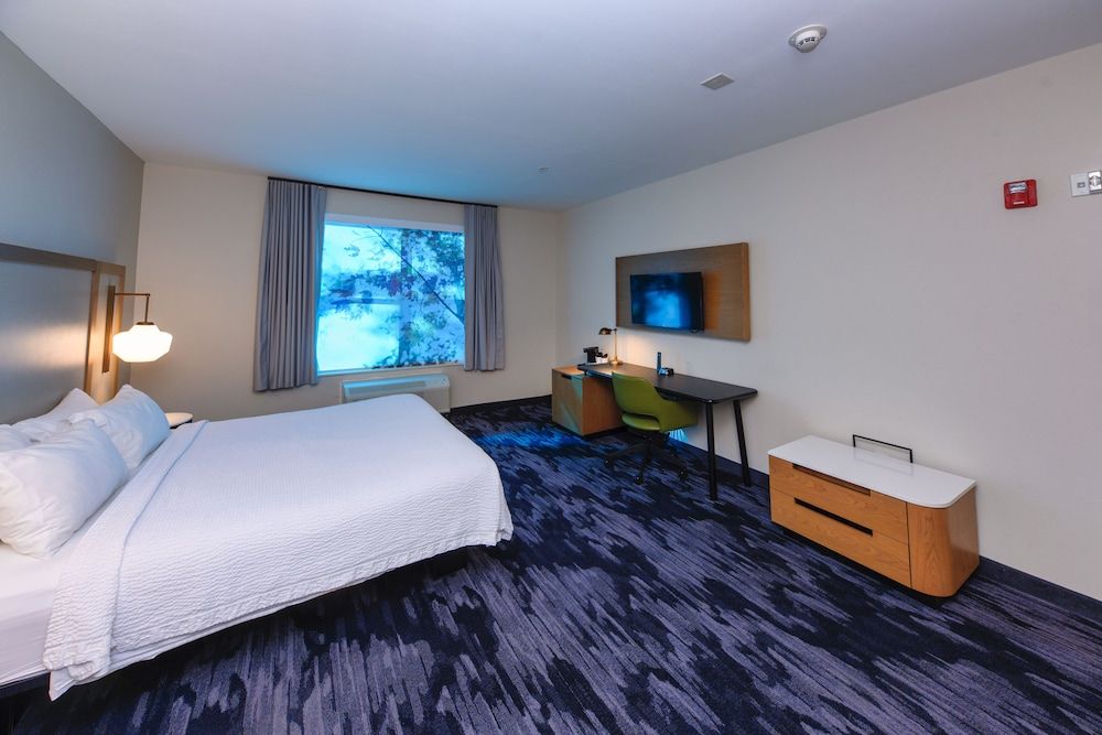 Room, 1 King Bed (Mobility/Hearing Access, Roll-In Shwr)