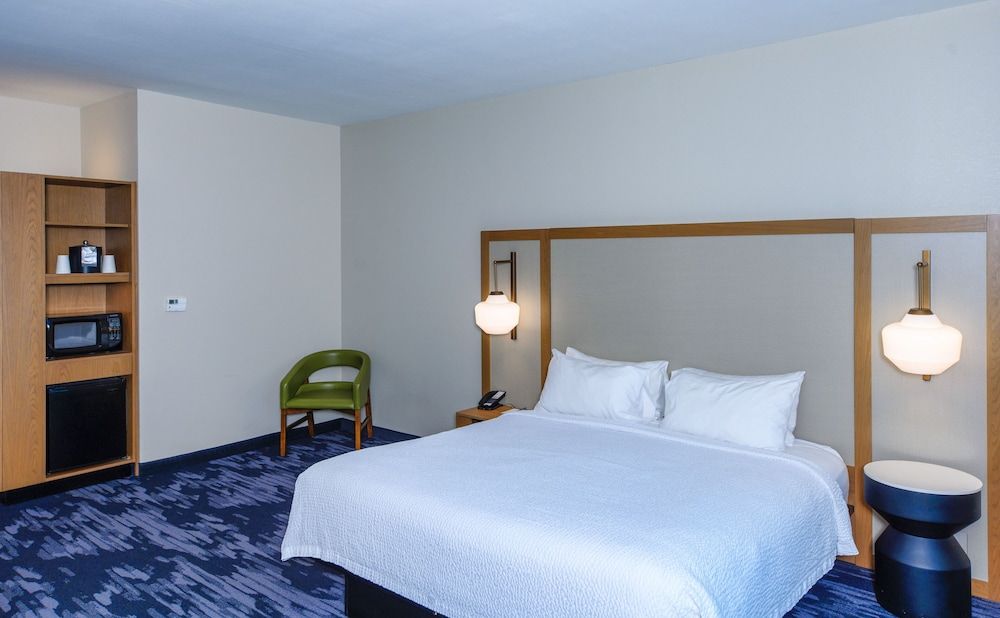 Room, 1 King Bed (Mobility/Hearing Access, Roll-In Shwr)