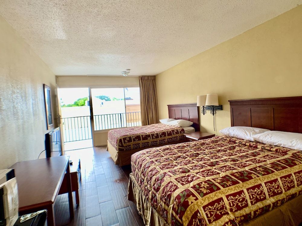 La Vista Inn Room, 2 Queen Beds, Non Smoking 6