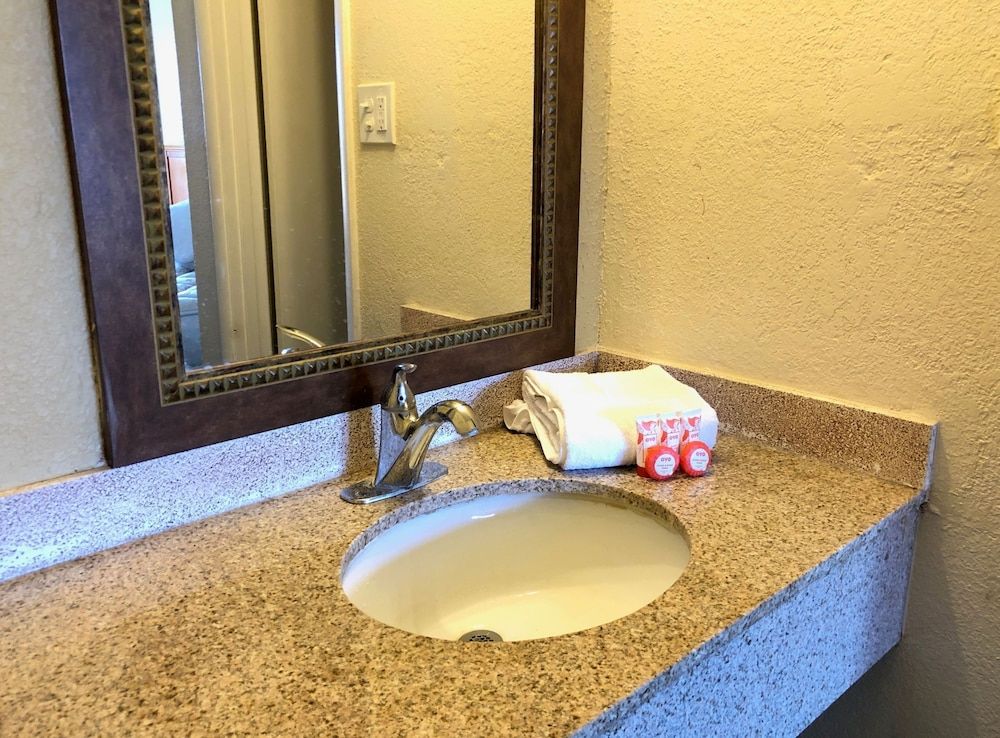 La Vista Inn Room, 2 Queen Beds, Non Smoking 10