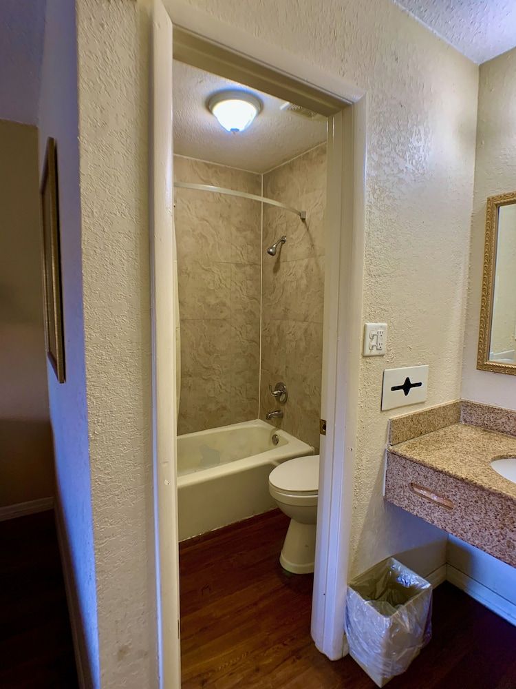 La Vista Inn Comfort Room, 1 King Bed, Non Smoking 4