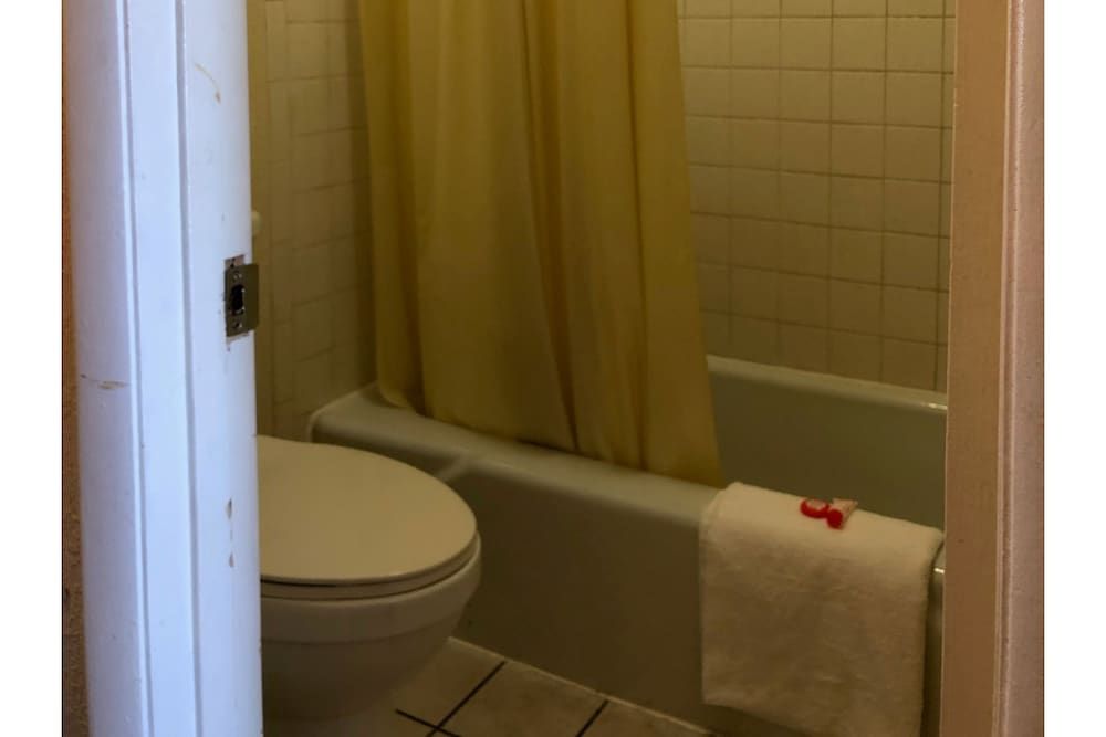 La Vista Inn Room, 2 Queen Beds, Non Smoking 8