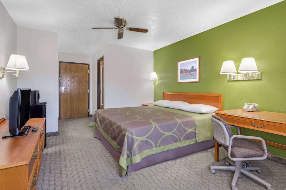 Room, 1 King Bed, Non Smoking (Pet-Friendly)