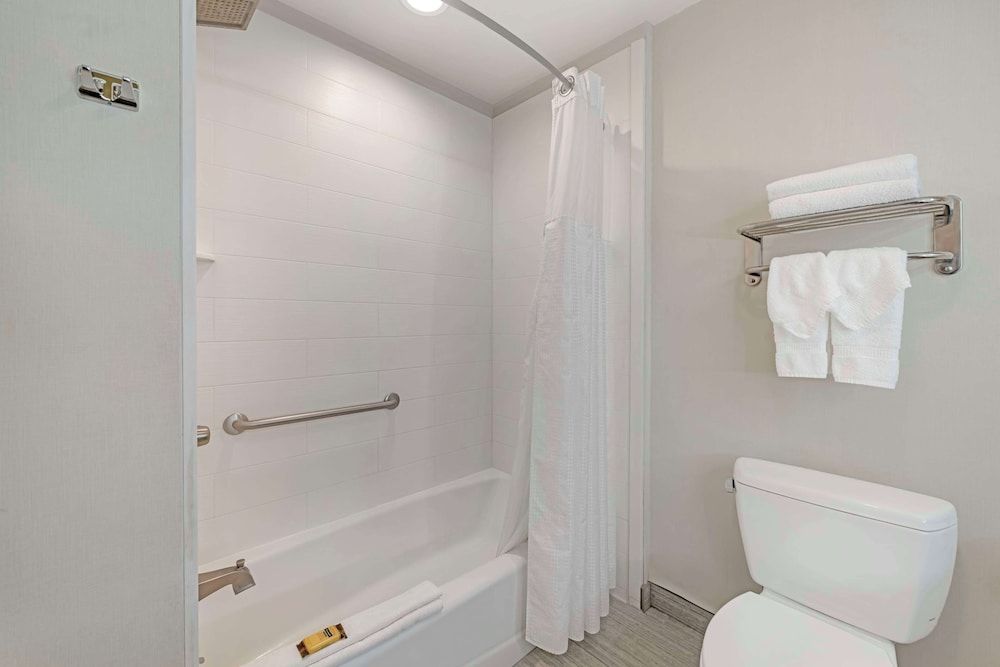 Best Western Plus Gardena Inn & Suites Standard Room, 2 Queen Beds, Accessible, Non Smoking 4