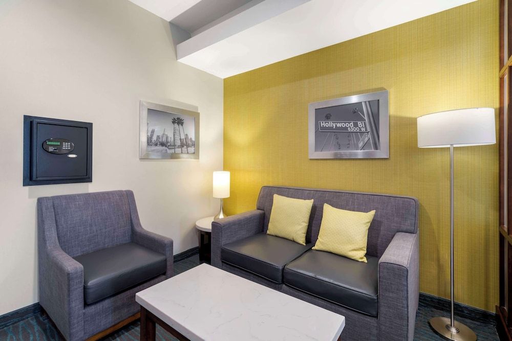 Best Western Plus Gardena Inn & Suites Standard Room, 1 King Bed, Accessible, Non Smoking 4