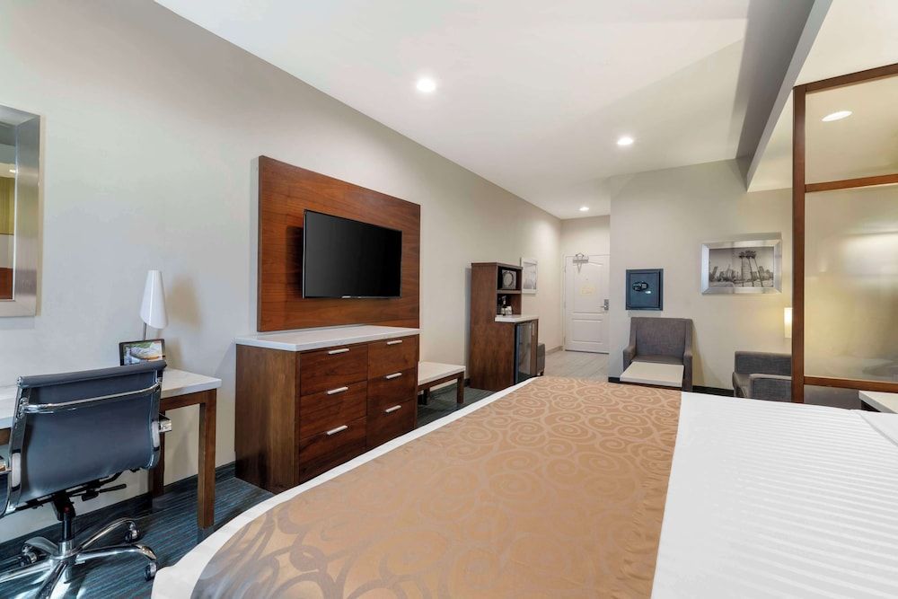 Best Western Plus Gardena Inn & Suites Standard Room, 1 King Bed, Accessible, Non Smoking 2