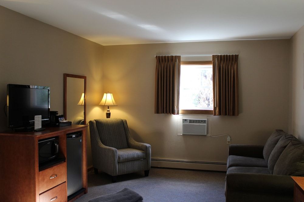 The Canyon Motel Honeymoon Suite, 1 King Bed with Sofa bed, Accessible, Jetted Tub 4